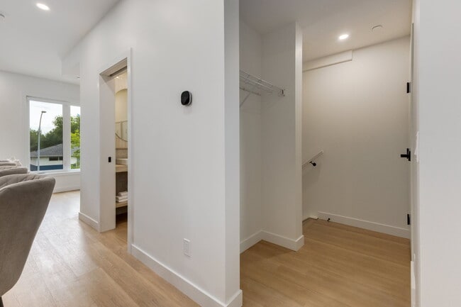 Building Photo - Calgary Pet Friendly Townhouse in Killarney