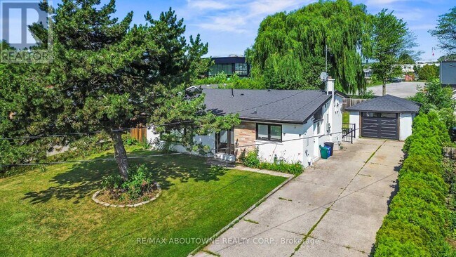 Building Photo - 523 Pinegrove Rd