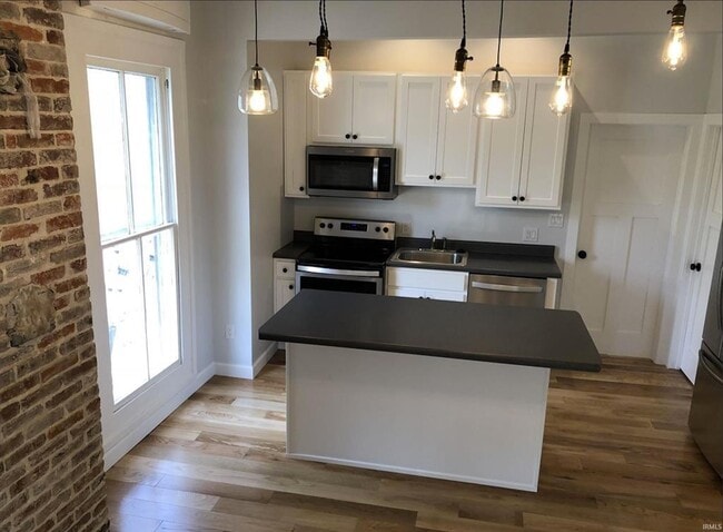 Building Photo - 726 W 6th St