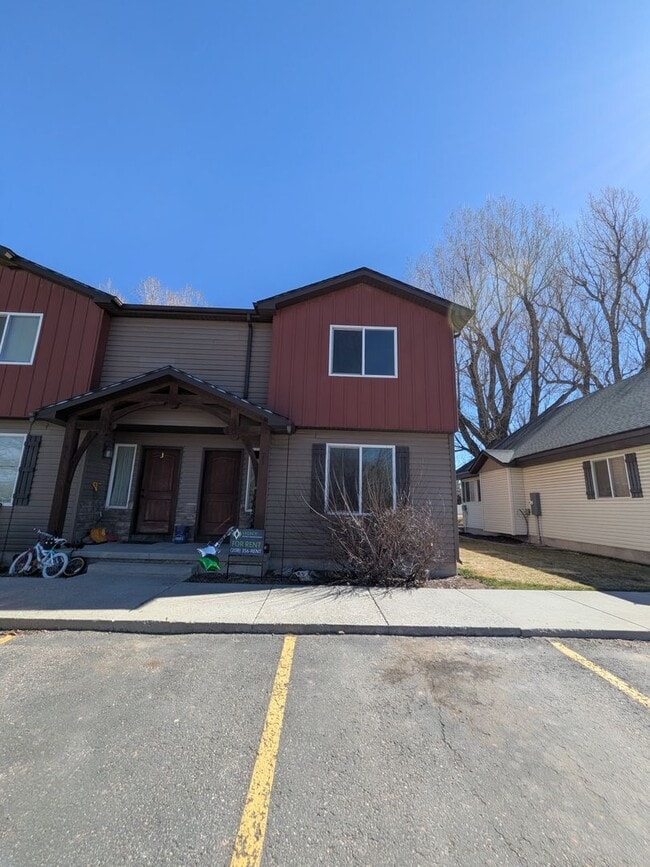Building Photo - 3 bed 1.5 bath IMMACULATE END-UNIT Townhome in the Meadows