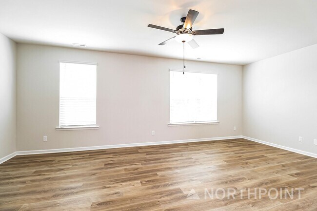 Foto del edificio - Beautiful 3BR 3.5BA Townhome w/ Full Appliance Kitchen Garage Parking in University