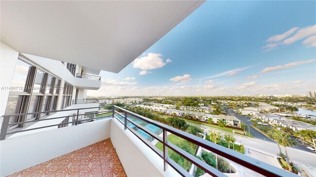 Building Photo - 2500 Parkview Dr