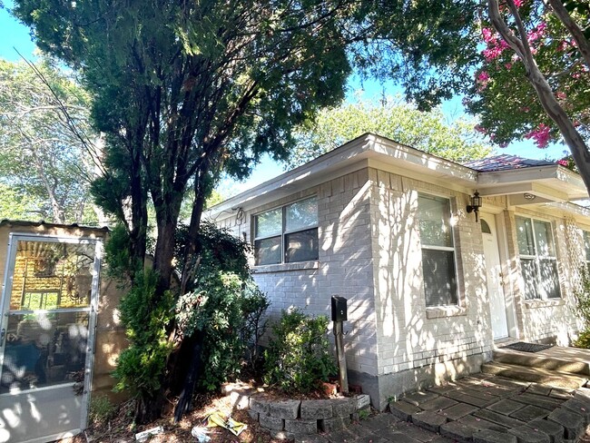 Building Photo - Cozy Back House in Ridglea Hills