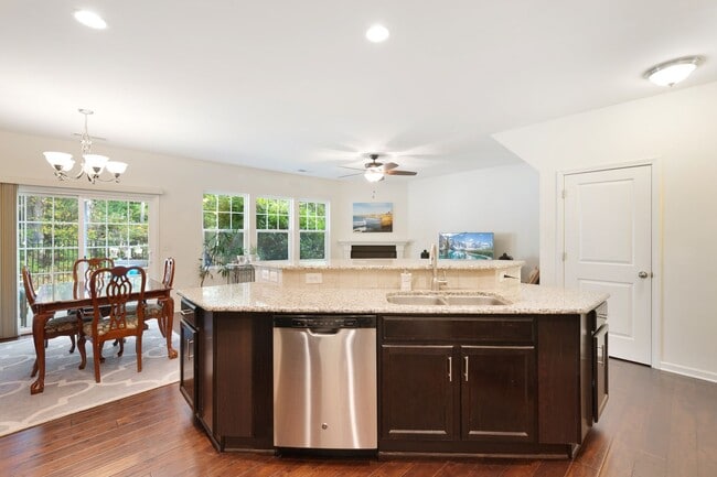 Building Photo - Incredible 3be/2.5ba House In Quiet Neighb...