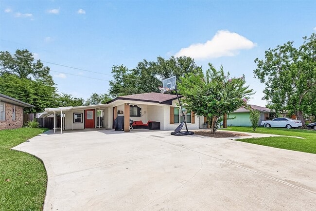 Building Photo - 1005 Avenue D