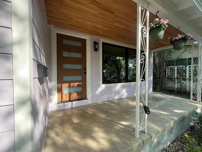 Building Photo - 4412 Bellvue Ave
