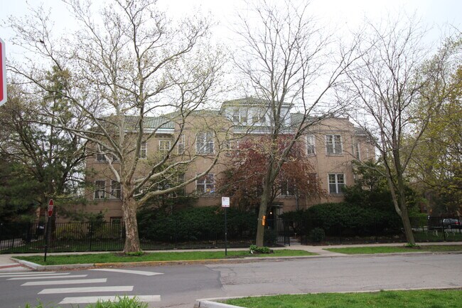 Building Photo - 2749 W Sunnyside Ave