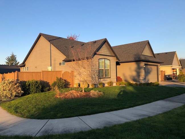 Building Photo - Beautiful custom 4 bedroom 2 bathroom  hou...
