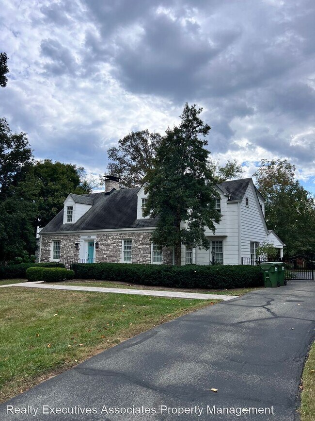 Building Photo - 5 br, 5 bath House - 1507 Robin Rd