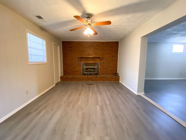 Foto del edificio - 4 bedroom, 2 bathroom recently updated in ...