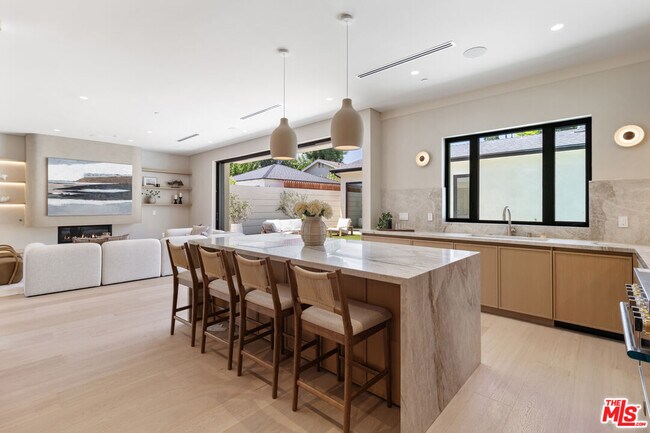 Foto del edificio - 15721 Addison St