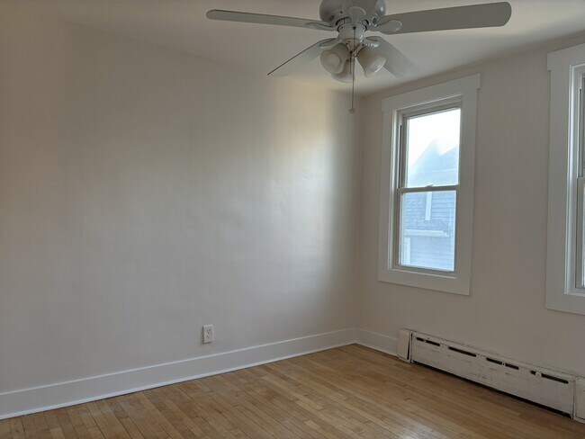 Cama 1 - 8039 White Ave