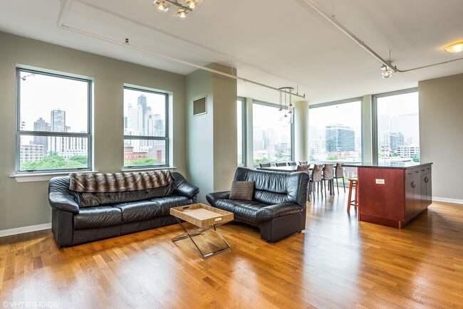 Living Room View2 - 437 W Division St