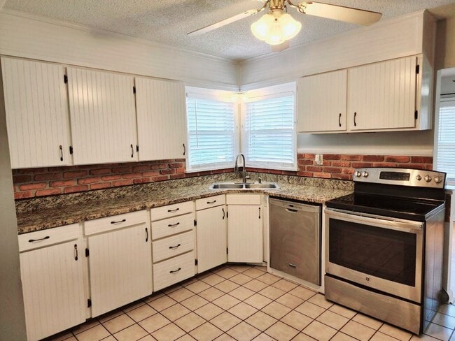 Building Photo - Charming Bunglow in Delaware Neighborhood Close To MSU & Mercy Hospital