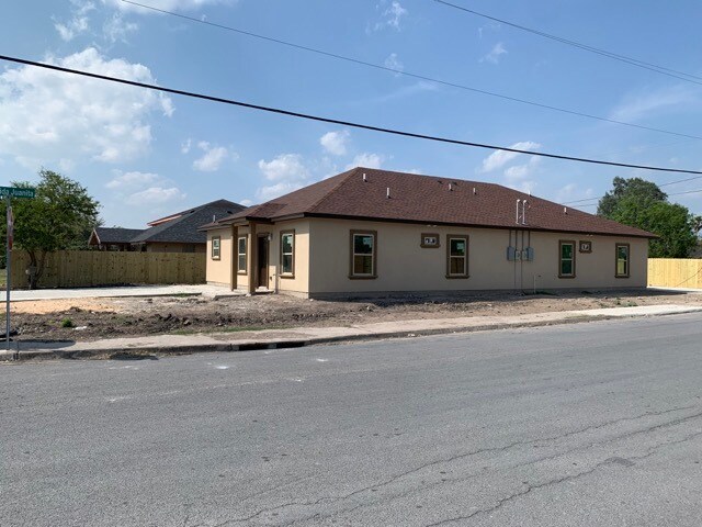 Vista lateral - 2420 Florencia Ave
