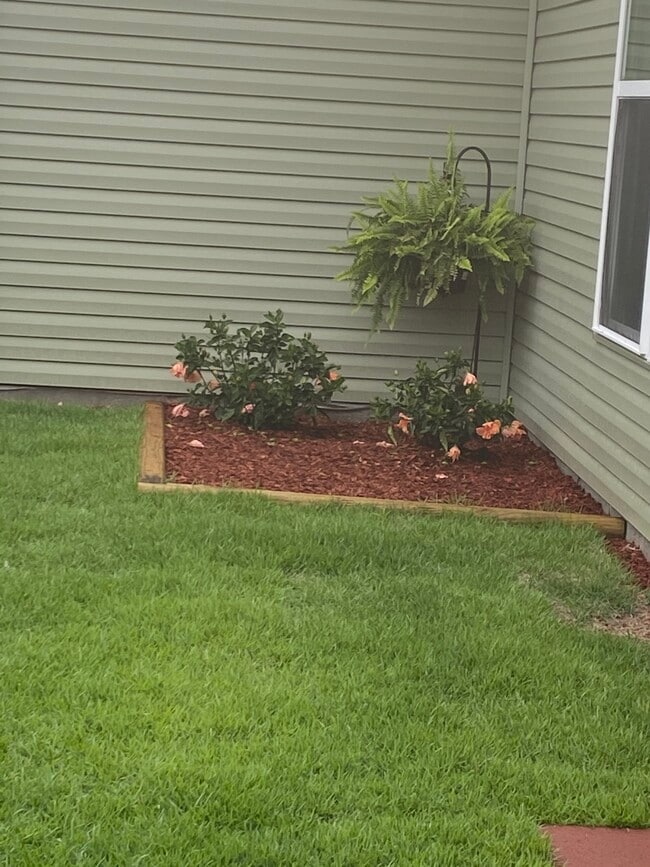 gardens with flowers on 4 corners - 2602 Willow Oak Ct