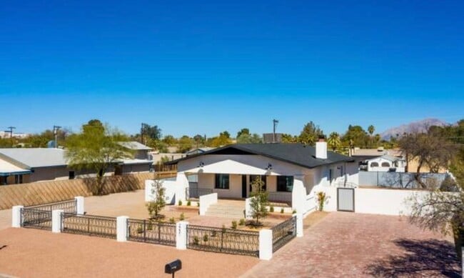 Photo - 2231 E Helen St Apartment