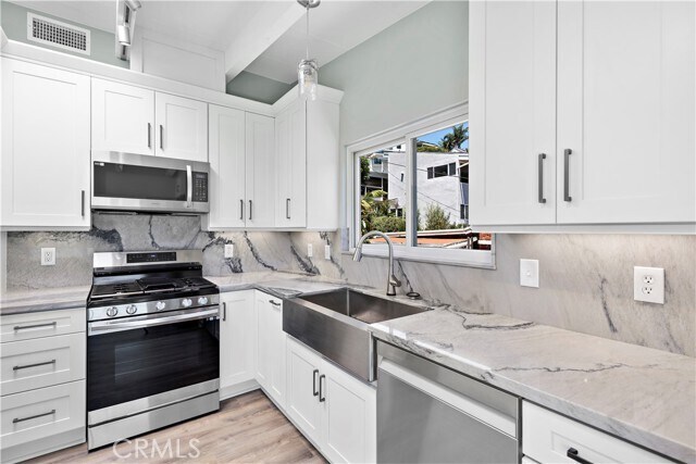 Foto del edificio - 1435 Bluebird Canyon Dr