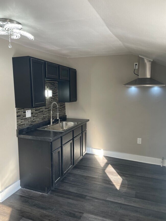 Building Photo - 4-Bd Single Family in Riverwest. *Brand new renovations*