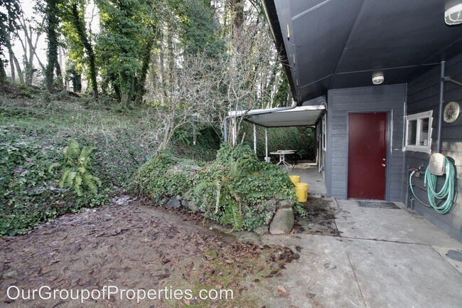 Building Photo - 490 E 39th Ave