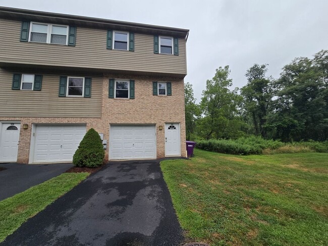 Building Photo - End Unit Townhouse - Plum School District ...