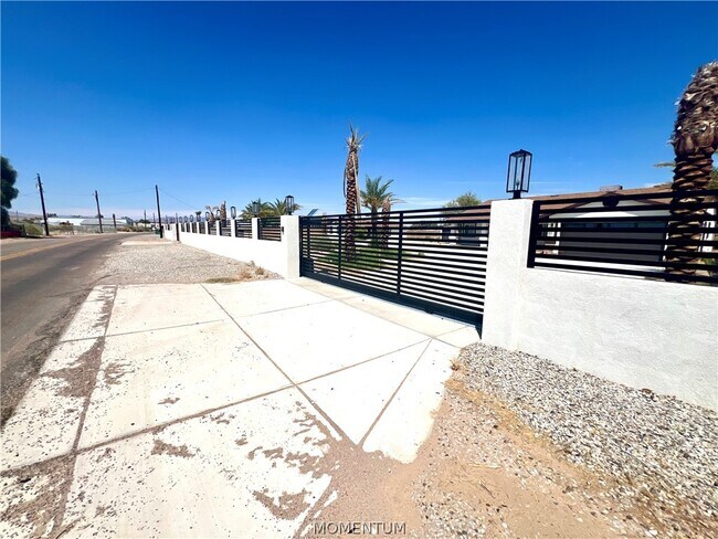 Building Photo - 1299 E Levee Dr