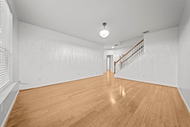 Foto del edificio - 6323 Channelbrook Ln