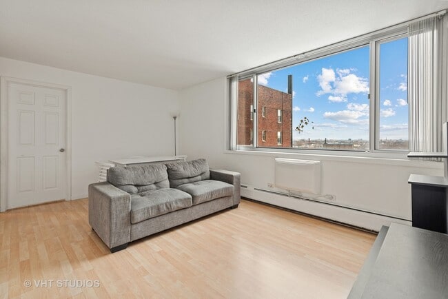 Building Photo - 2144 N Lincoln Park W