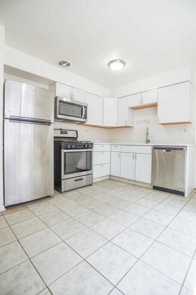 Foto del edificio - 1654 W Pratt Blvd