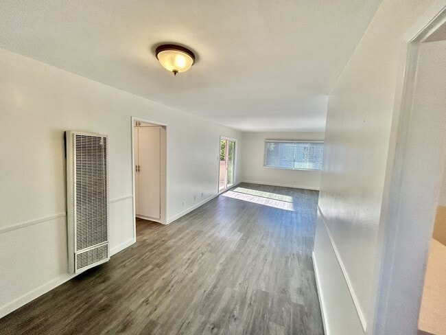 Building Photo - Spacious 3 Bedroom 2 Bath Must See!