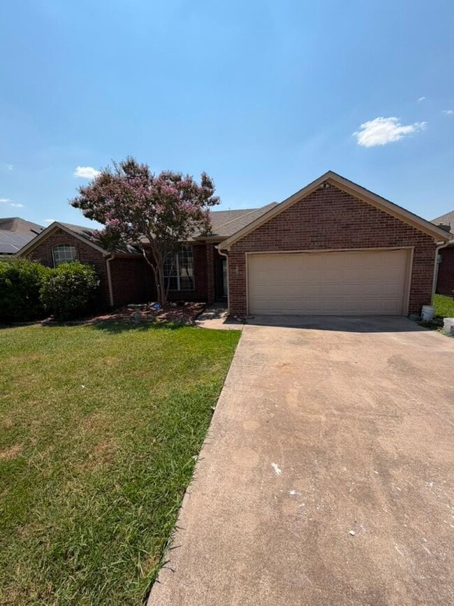 Building Photo - 1001 Brookhaven Dr