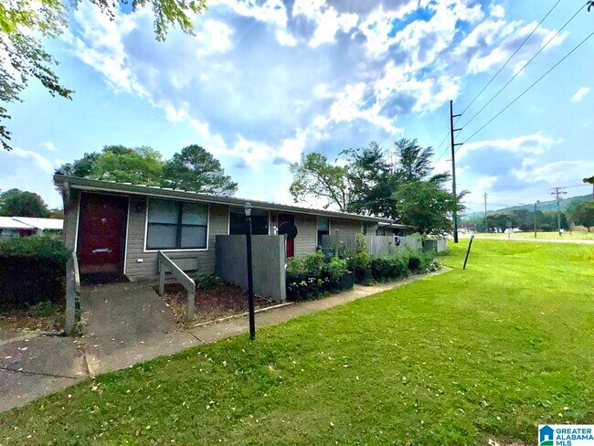 Foto del edificio - 1700 Greenbrier Dear Rd