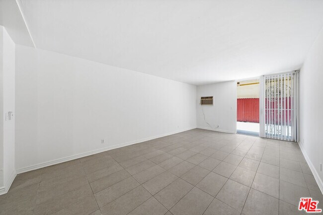Building Photo - 425 S Kenmore Ave