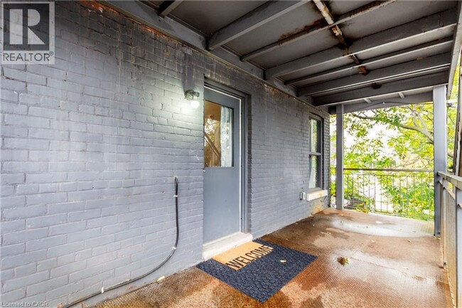 Building Photo - 144 Wellington St N