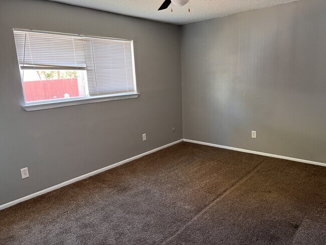 Building Photo - 622 Crestbrook