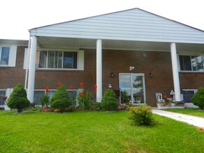 Building Photo - 10 Applewood Cres