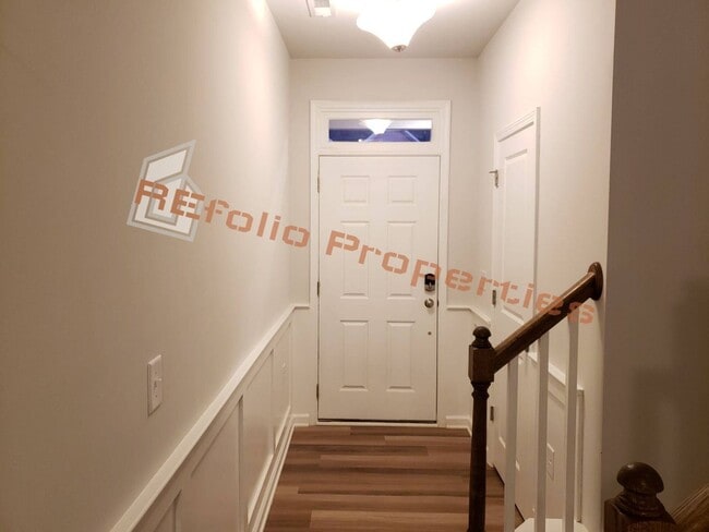 Foto del edificio - Beautiful 3 Bedrooms 1-Car Garage End Unit Townhouse, May 7th!