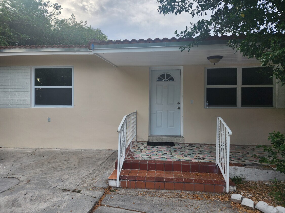 1012 SW 8th Ct Unit Duplex, Miami, FL 33130 Apartments in Miami, FL