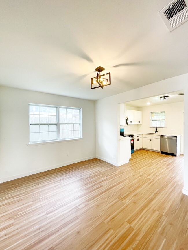 Dining Room - 7622 Westbank Ave