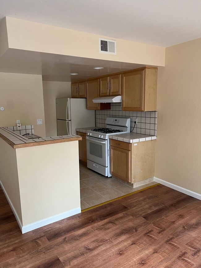 Kitchen - 800 Villa Ln