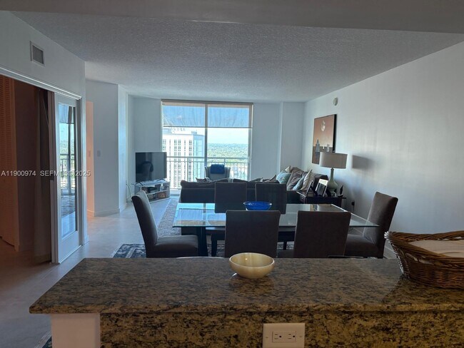 Foto del edificio - 9055 SW 73rd Ct