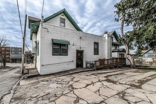 Building Photo - 912 E 31st St