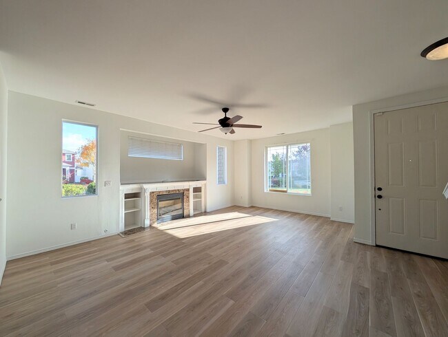 Foto del edificio - Large Four Bedroom Corner Lot! Close to JB...