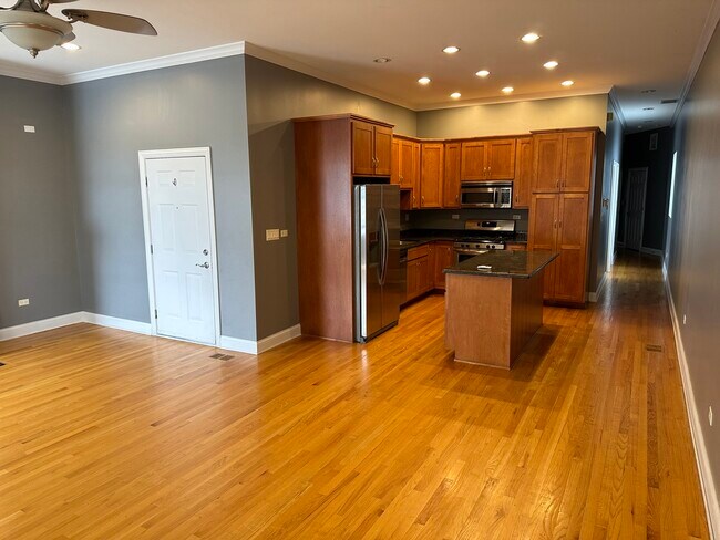 Building Photo - 2958 W Belmont Ave