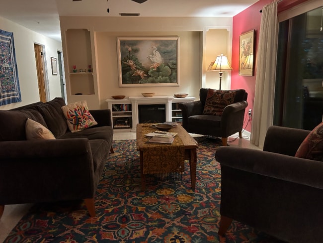 Foto del edificio - 1620 Manor Rd