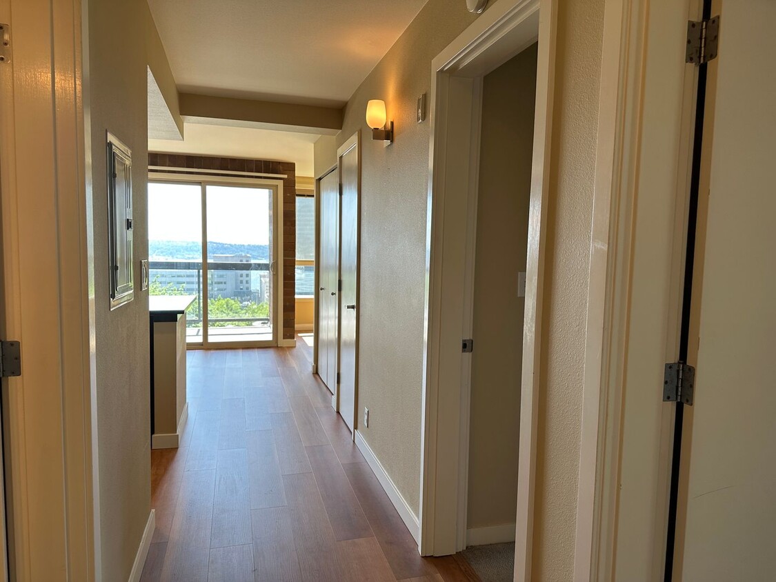 Primary Photo - Spacious 2 Bedroom Condo with Spectacular ...