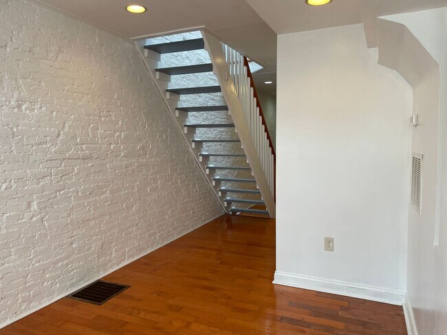 Foto del edificio - Charming 2-Bedroom, 1.5-Bathroom Brick Townhouse in Pigtown