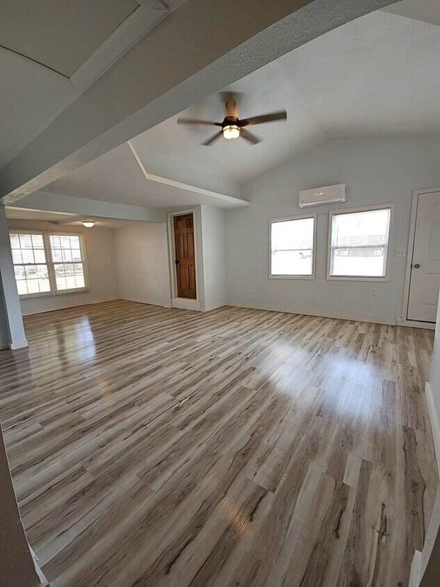 Primary Photo - Newly Renovated 3 Bedroom 2 Bath House in ...