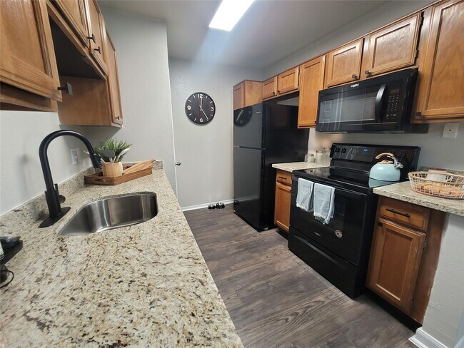 Foto del edificio - 7250 W Greens Rd