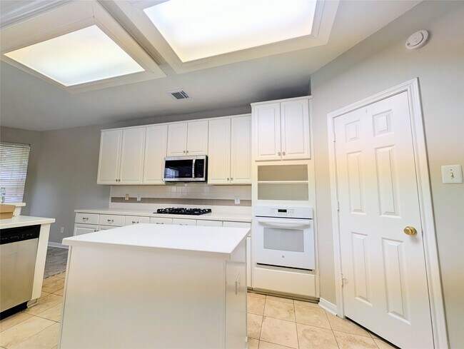 Foto del edificio - 8803 Wheatland Dr